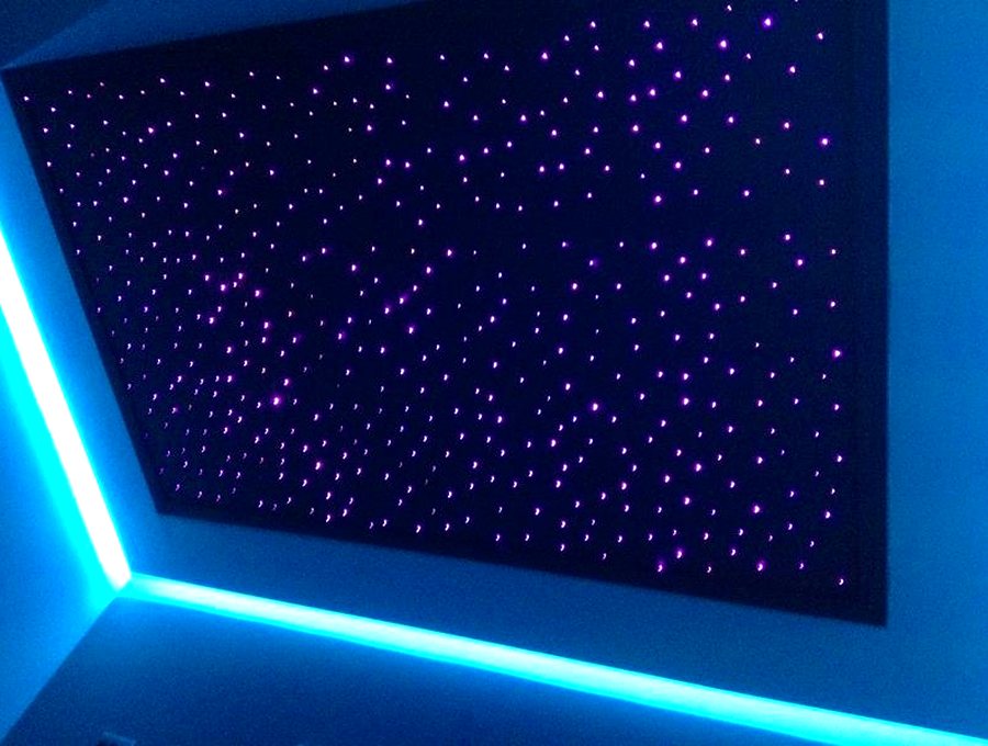 Techo con fibra e iluminación LED